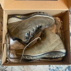 Oboz women’s hiking boots